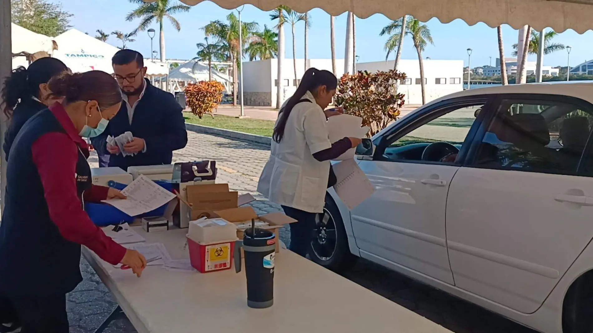 Familias se vacunan contra la Influenza y otras enfermedades en el drive thru Antonio Campos (2)